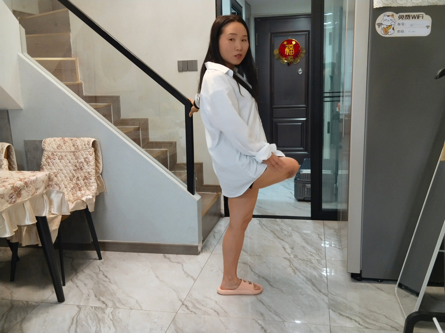 Gigi: Sak Amputee Girl generously displays her amputated limbs