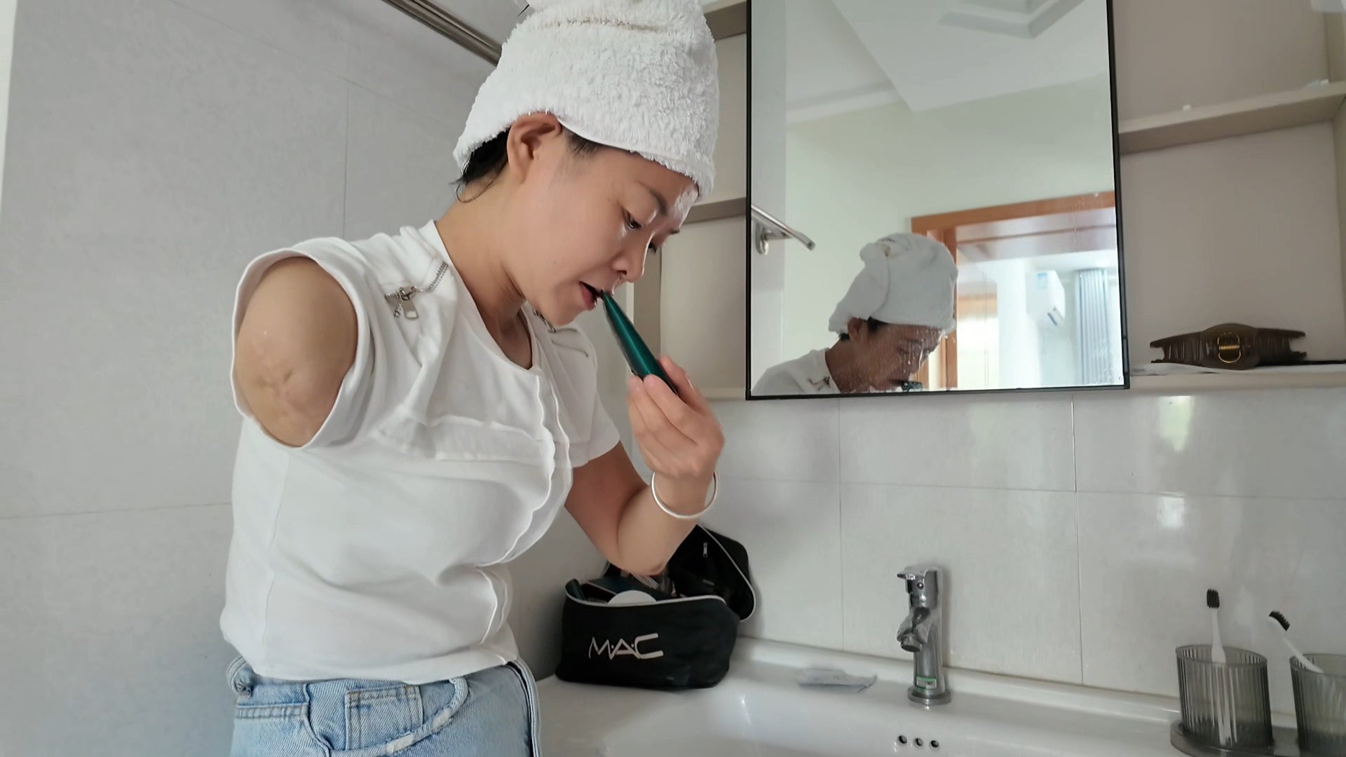 Mila: Ooe Amputee Girl demonstrates how to wash hair with only one arm.