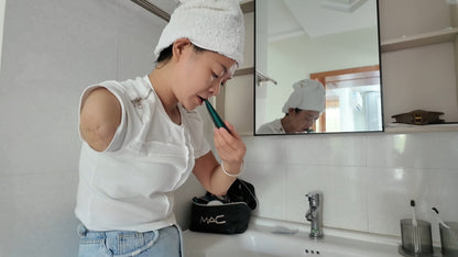 Mila: Ooe Amputee Girl demonstrates how to wash hair with only one arm.