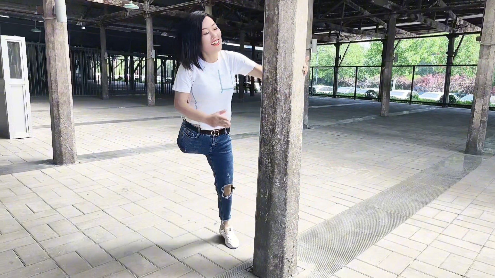 Emma: Shd Amputee Girl, graceful steps, walking alone in the city