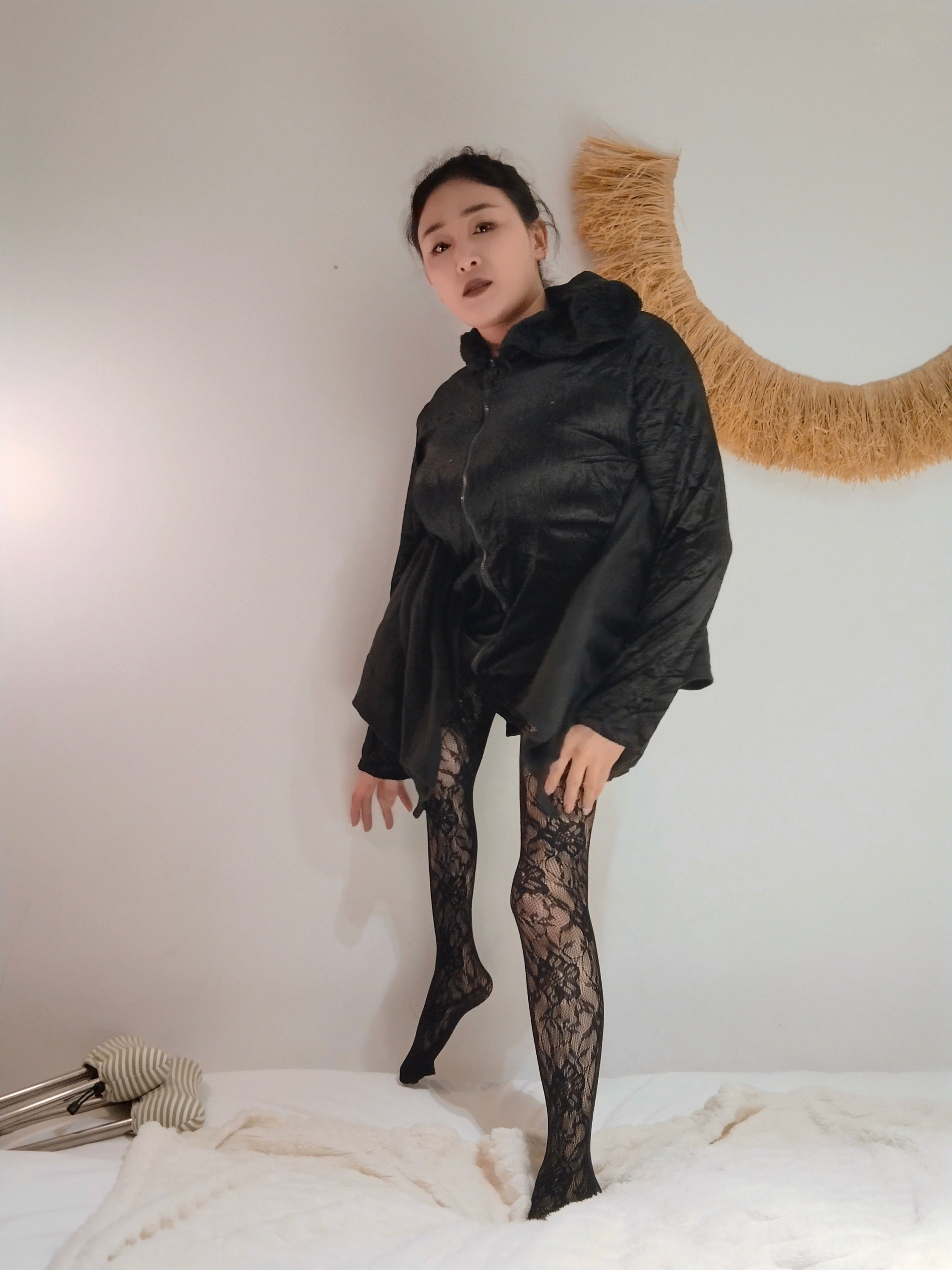 Rose The Polio Girl: A bold departure – black maxi dress， lace stockings,high heels.