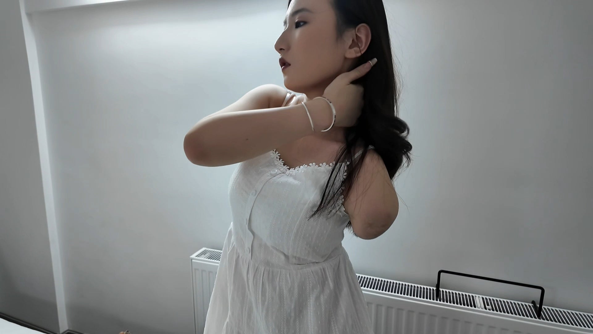 Beibei: OOE Amputee Girl gets up early to wear a prosthetic leg and go down the stairs