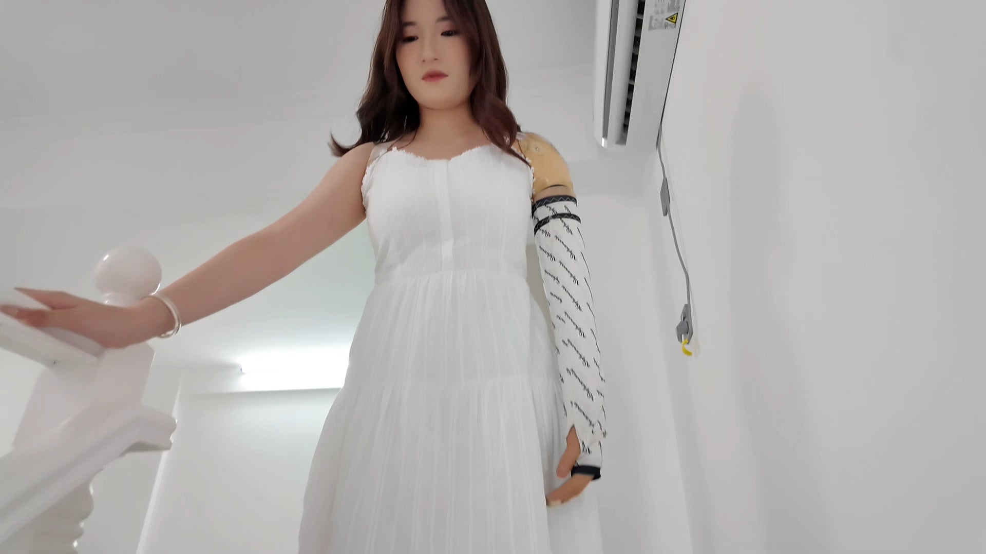 Beibei: OOE Amputee Girl gets up early to wear a prosthetic leg and go down the stairs