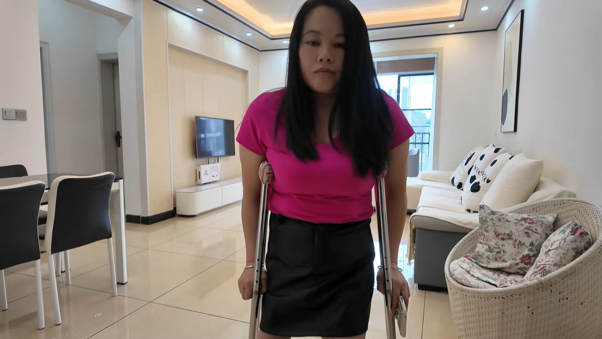 New Model New Videos - Willow The Polio Girl strolls in the park on crutches