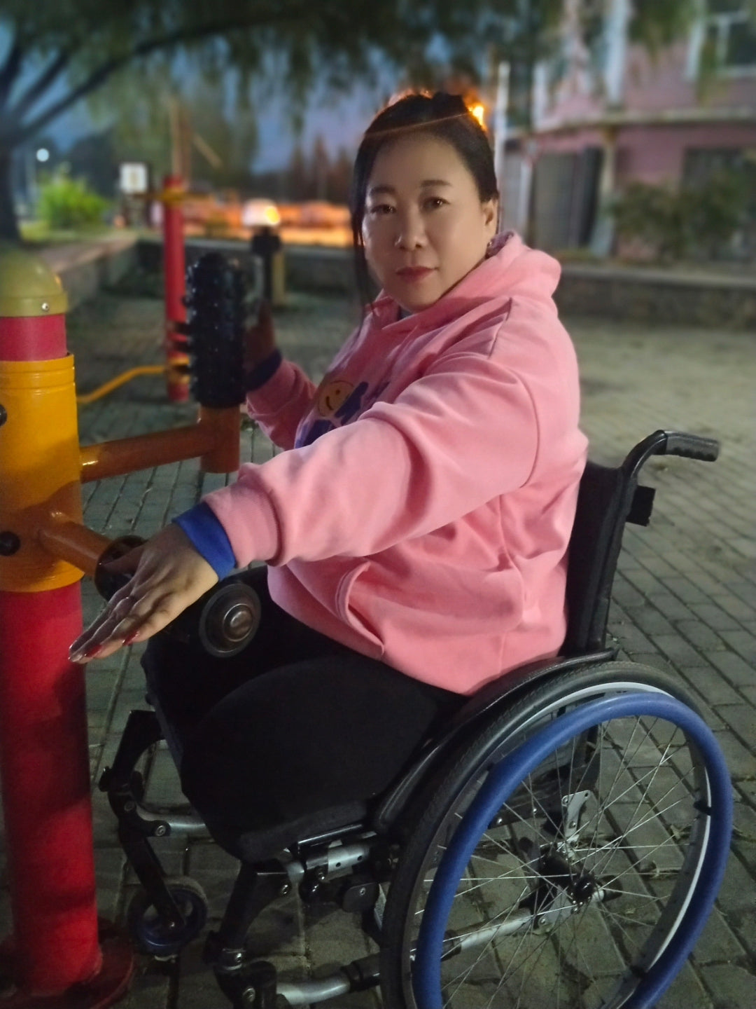 Beryl: Dak Amputee Girl - Using a wheelchair to try out fitness equipment