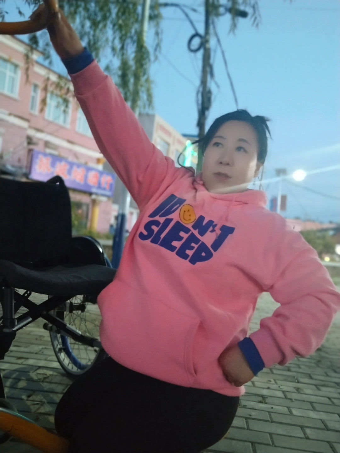 Beryl: Dak Amputee Girl - Using a wheelchair to try out fitness equipment