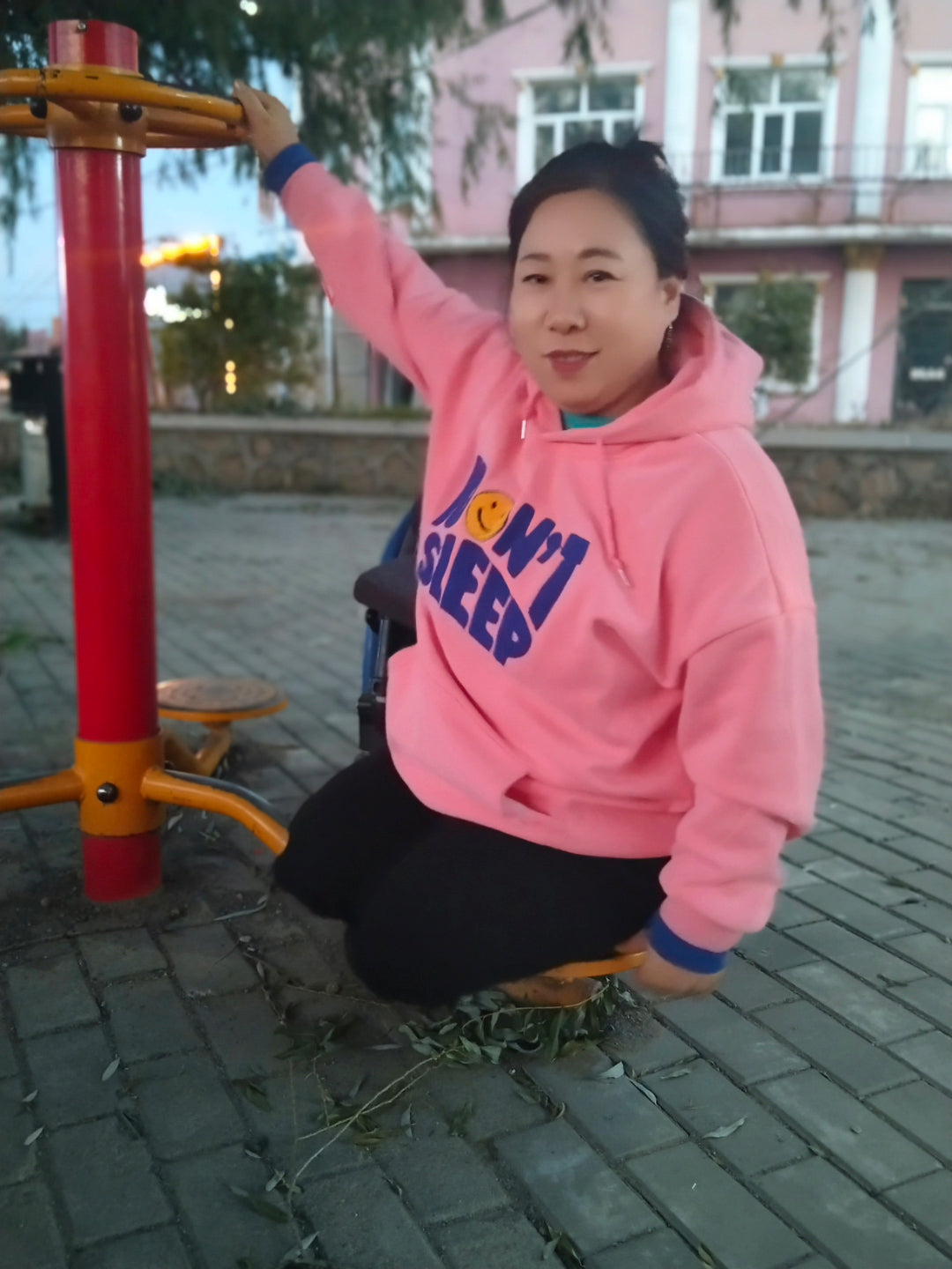 Beryl: Dak Amputee Girl - Using a wheelchair to try out fitness equipment