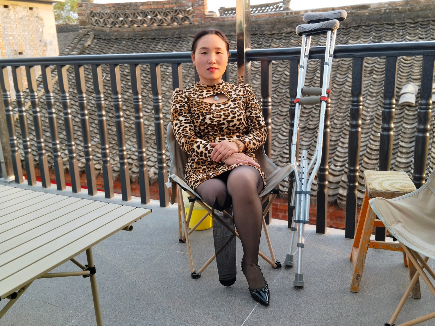 Gigi: Sak Amputee Girl, wearing leopard print stockings and using crutches