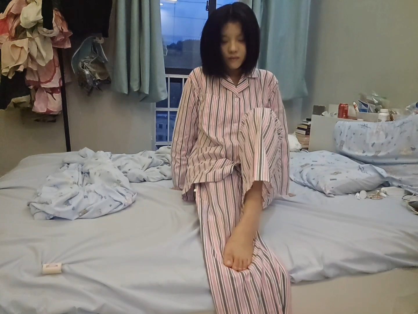 Lingo: Sak Amputee Girl - Waking up from a dream to find she's had an amputation - Plot summary