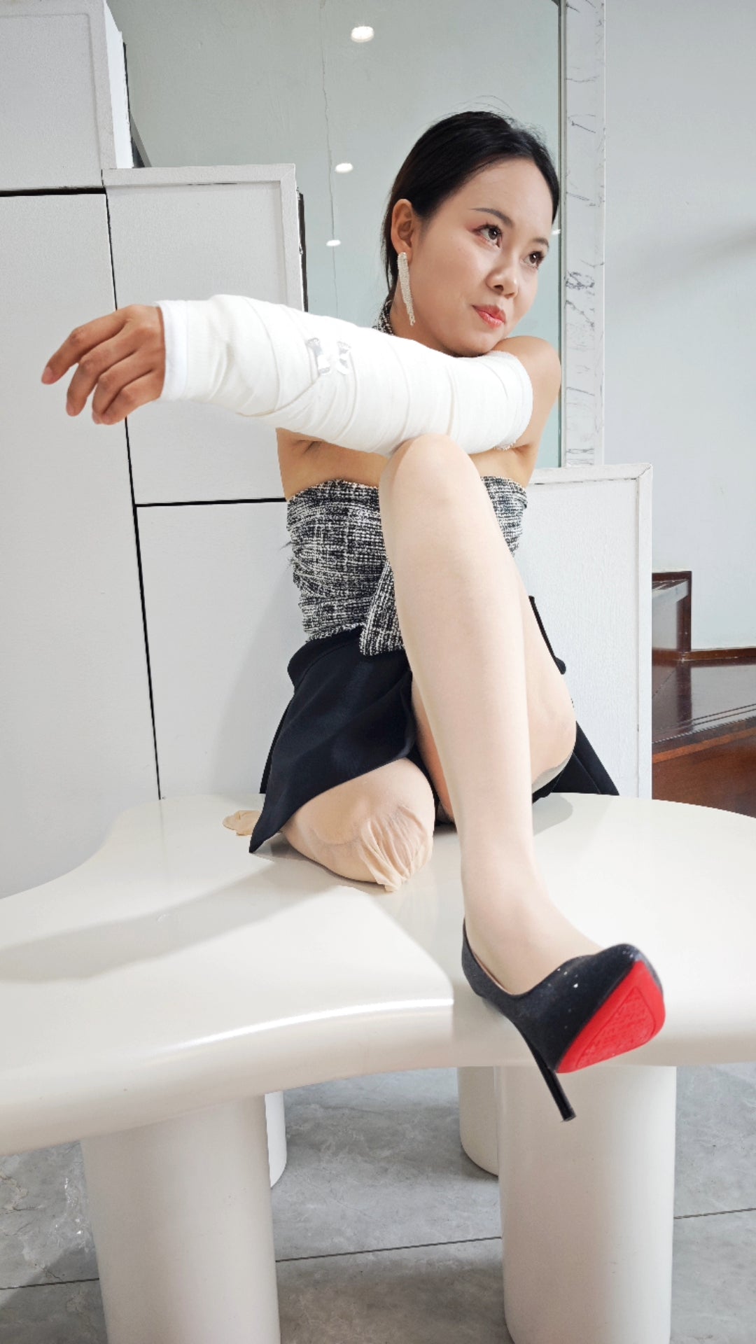 Abby: Ooe Amputee Girl - Pretending to have an injured arm and playing with severed limbs