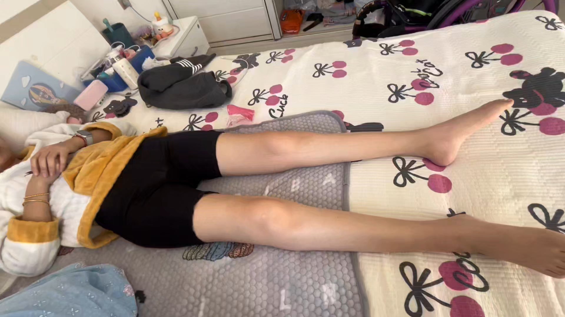 Zoe: The Paraplegic Girl - Pretending to be Blind - Leg Perception Test