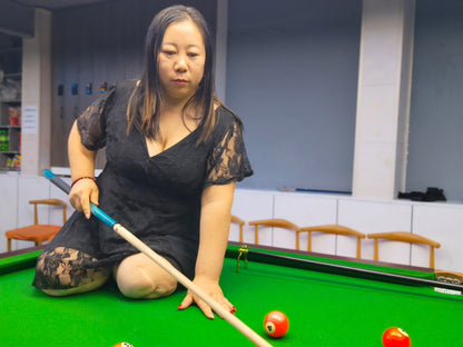Beryl: Dak Amputee Girl - Showing how to play billiards without legs