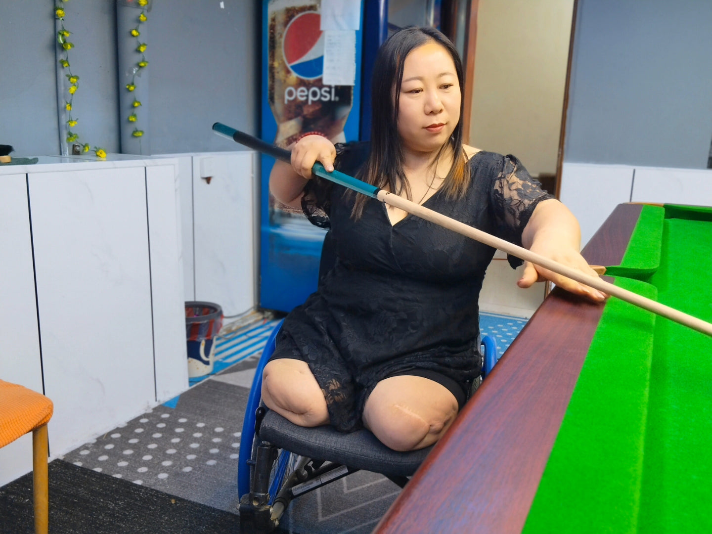 Beryl: Dak Amputee Girl - Showing how to play billiards without legs