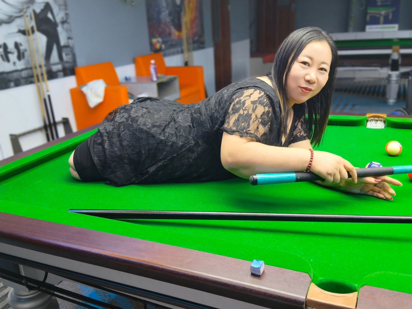 Beryl: Dak Amputee Girl - Showing how to play billiards without legs