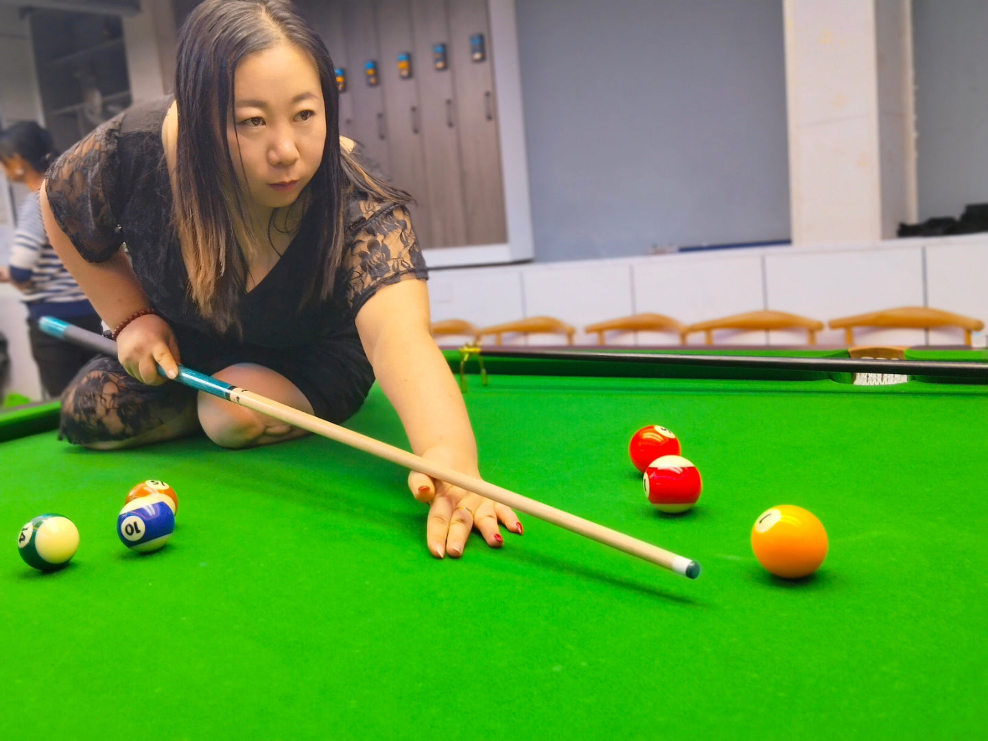 Beryl: Dak Amputee Girl - Showing how to play billiards without legs
