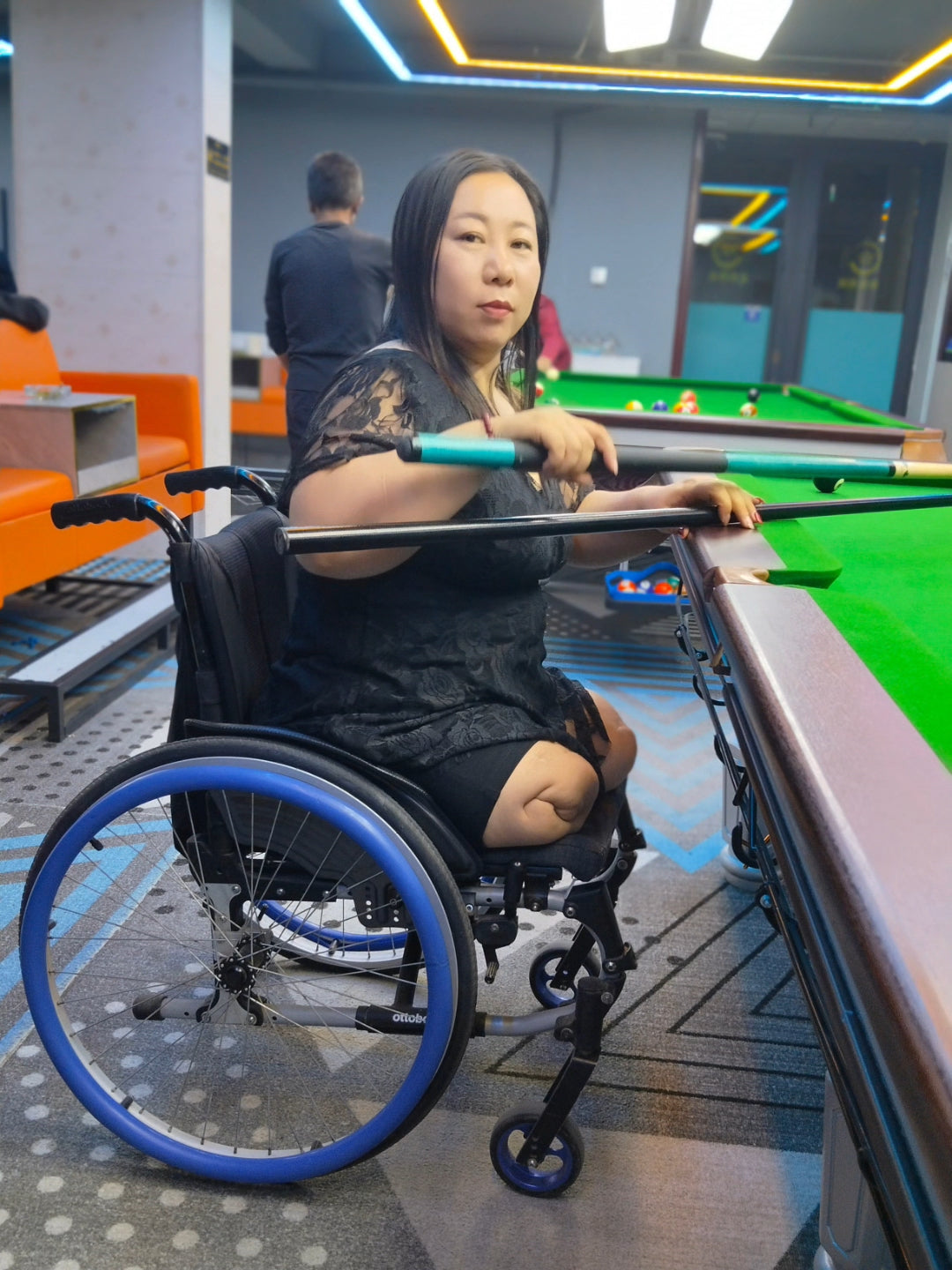 Beryl: Dak Amputee Girl - Showing how to play billiards without legs
