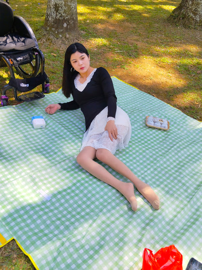 The Para Girl Jenny - Spring Picnic on the Grass