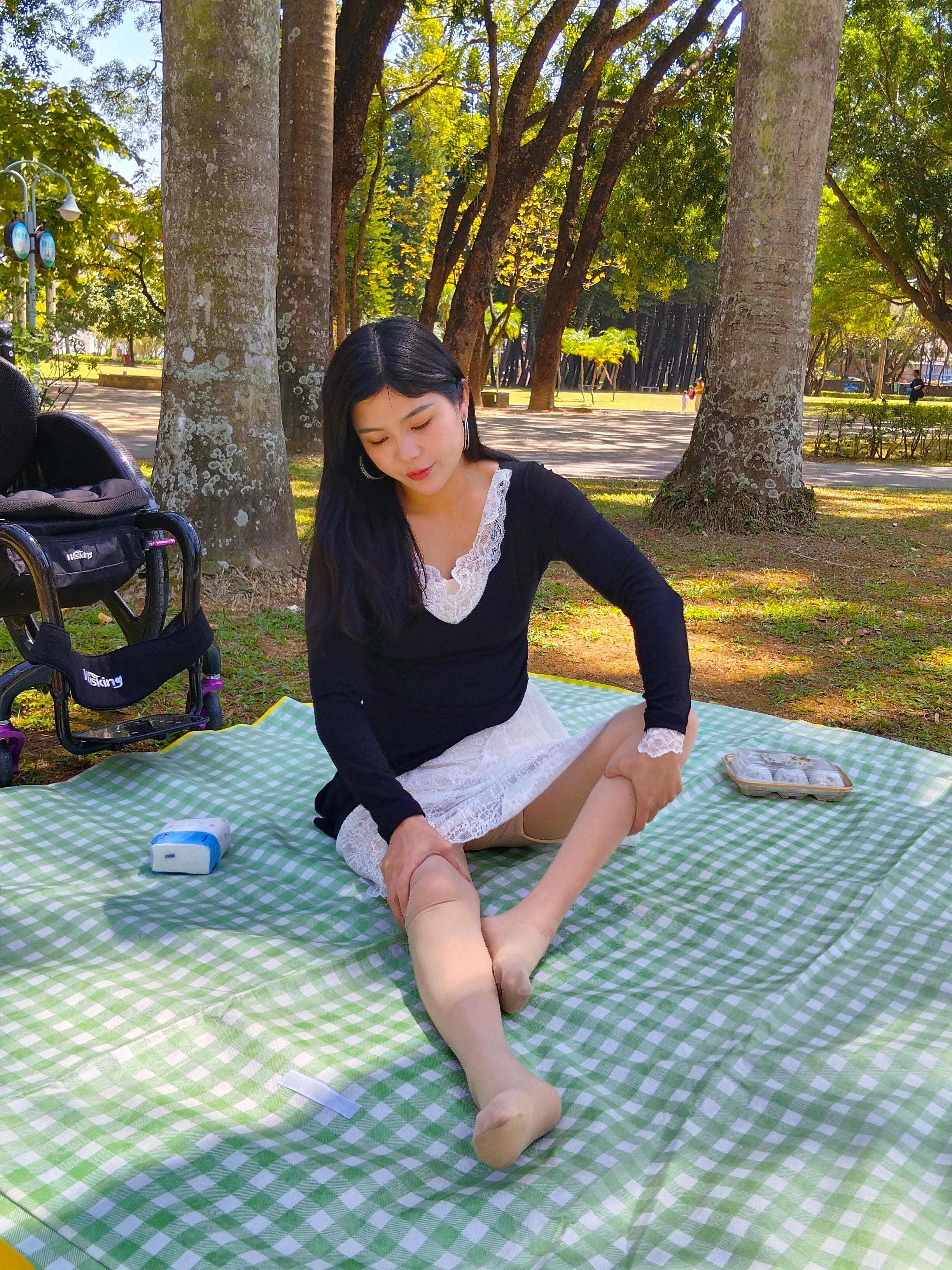 The Para Girl Jenny - Spring Picnic on the Grass