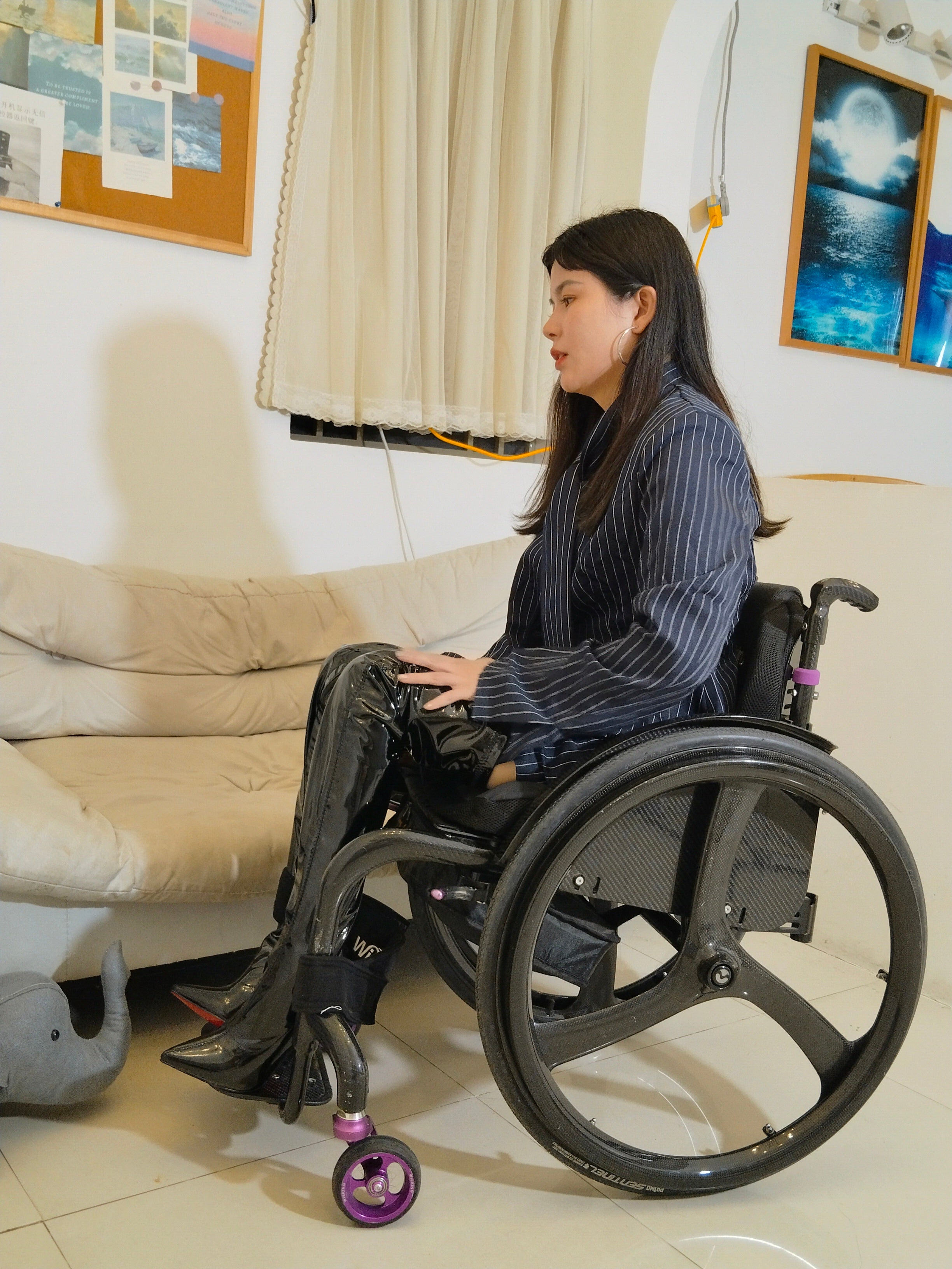 The Para Girl Jenny – Legs without strength in over-the-knee boots
