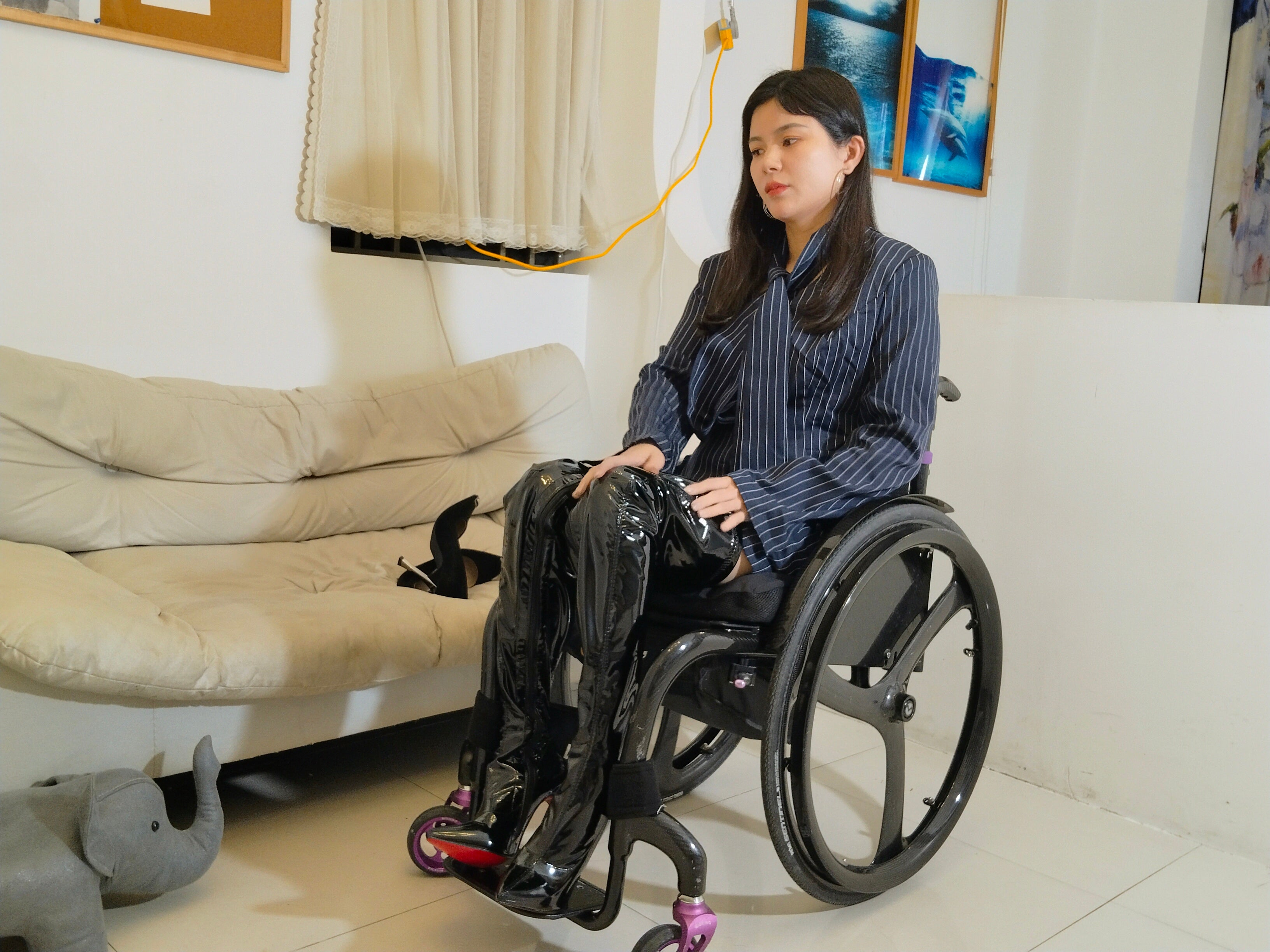 The Para Girl Jenny – Legs without strength in over-the-knee boots