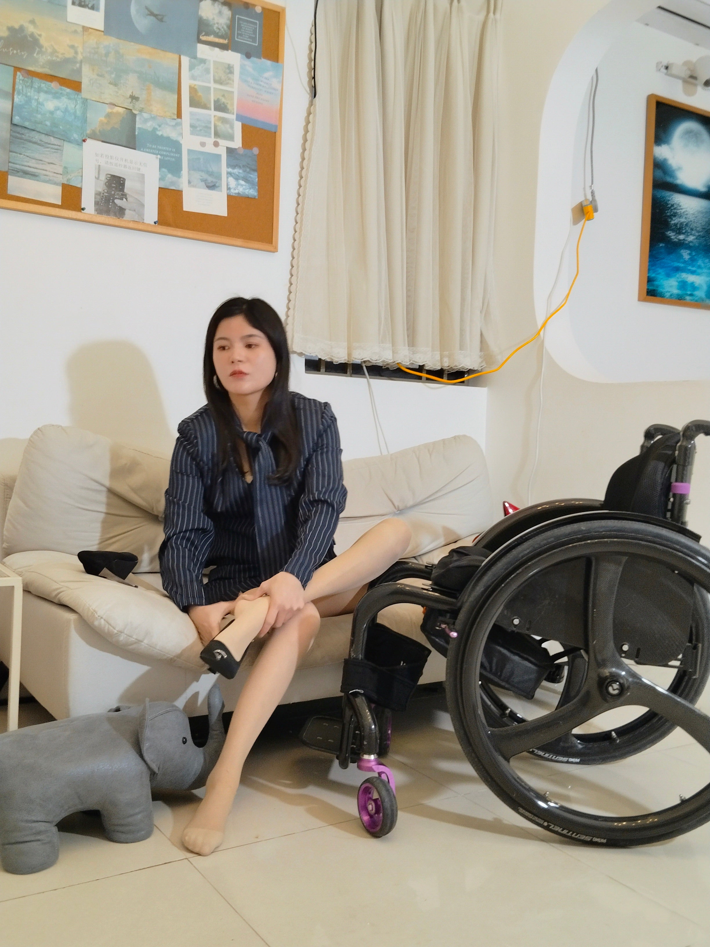 The Para Girl Jenny – Legs without strength in over-the-knee boots