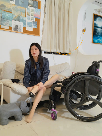The Para Girl Jenny – Legs without strength in over-the-knee boots