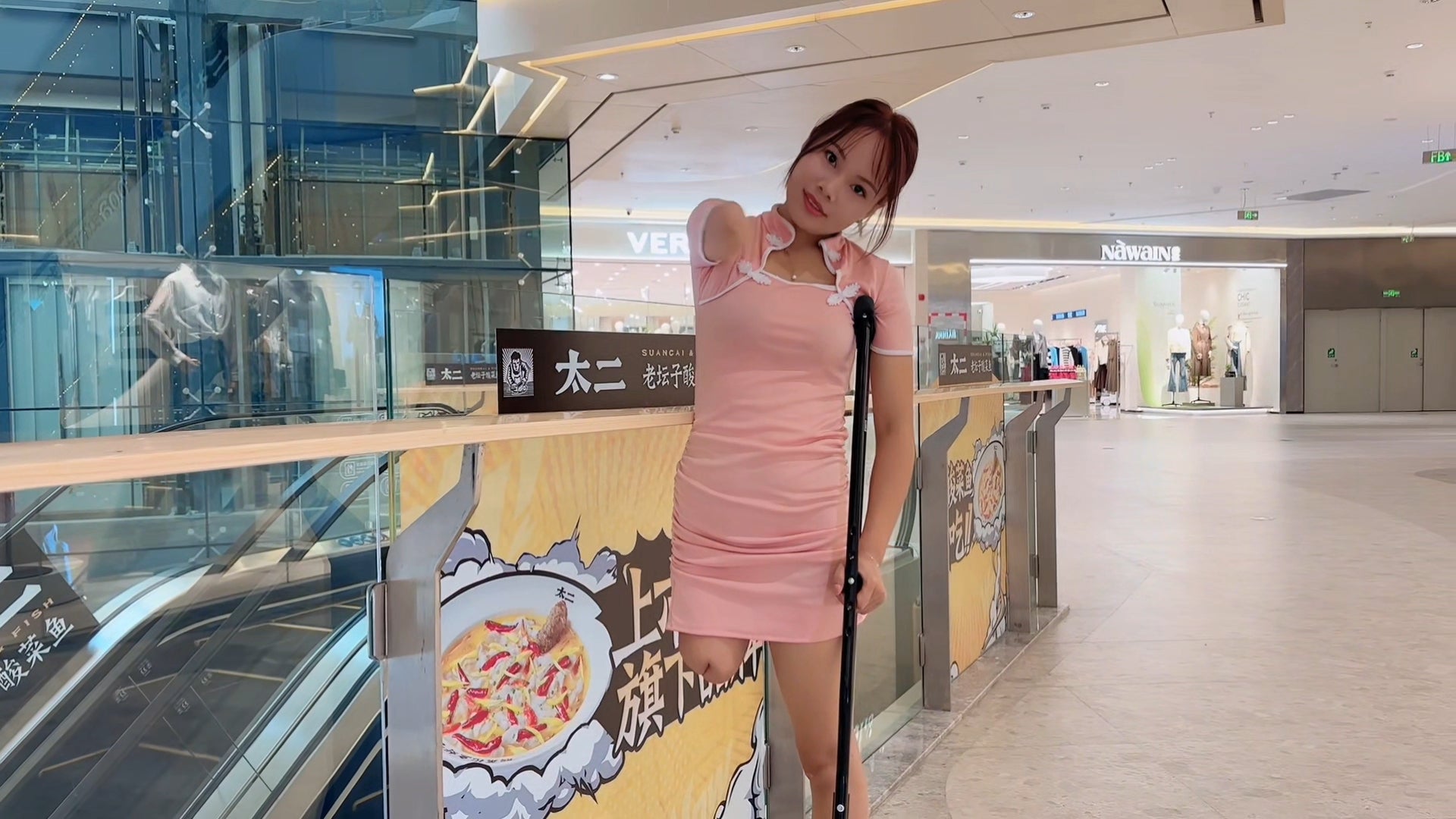 Abby Ooe, the Amputee Girl — Practicing Walking on Crutches to Go Shopping for High Heels