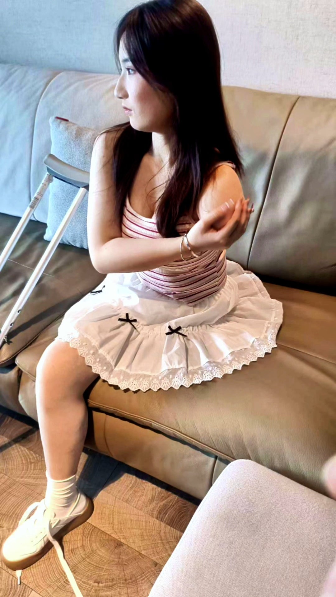 Beibei a Ooe Amputee Girl - Washing feet and demonstrating how to wear a prosthetic arm
