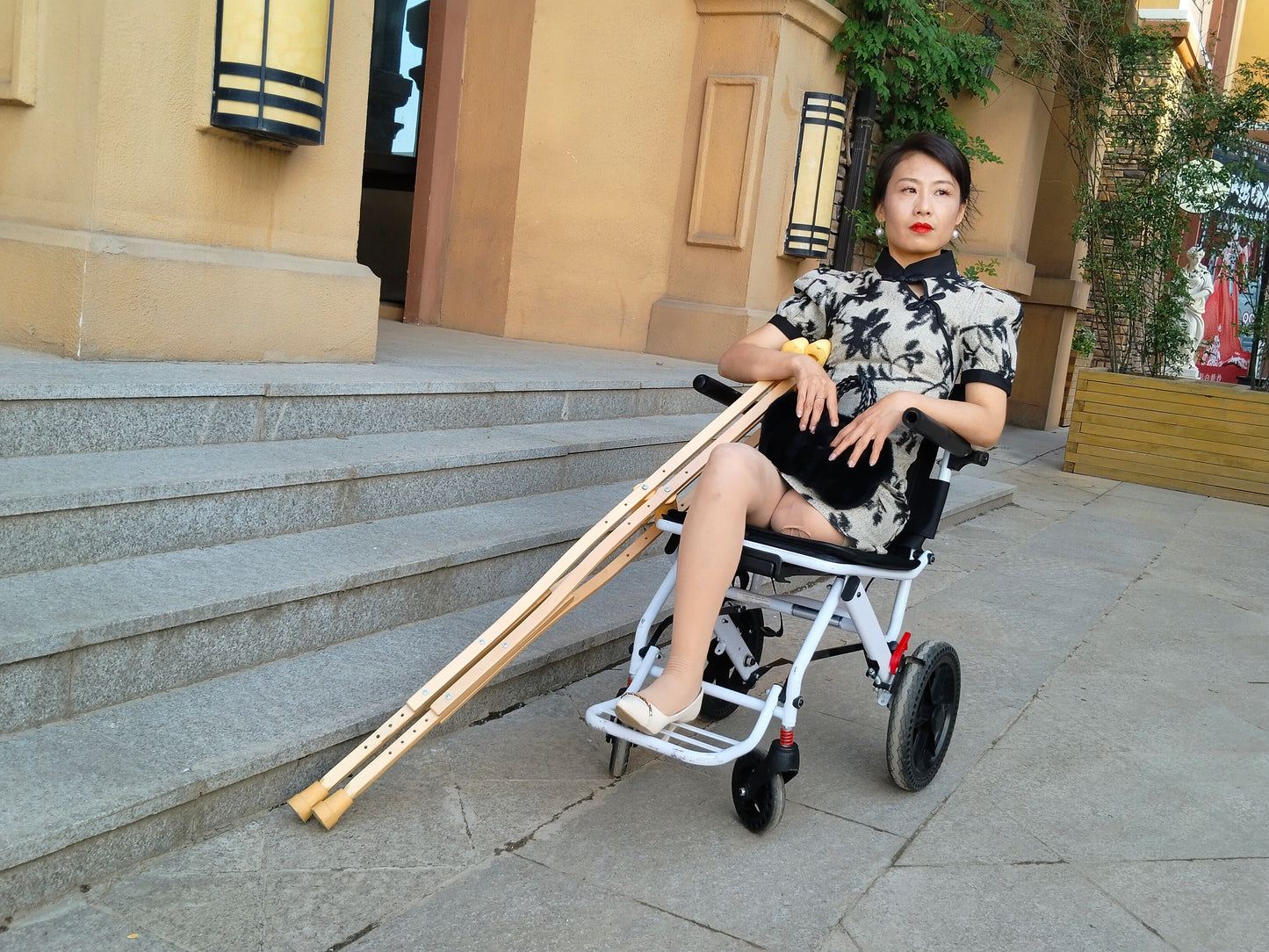 Ayla: Sak Amputee Girl - Trying out the feeling of being in a wheelchair