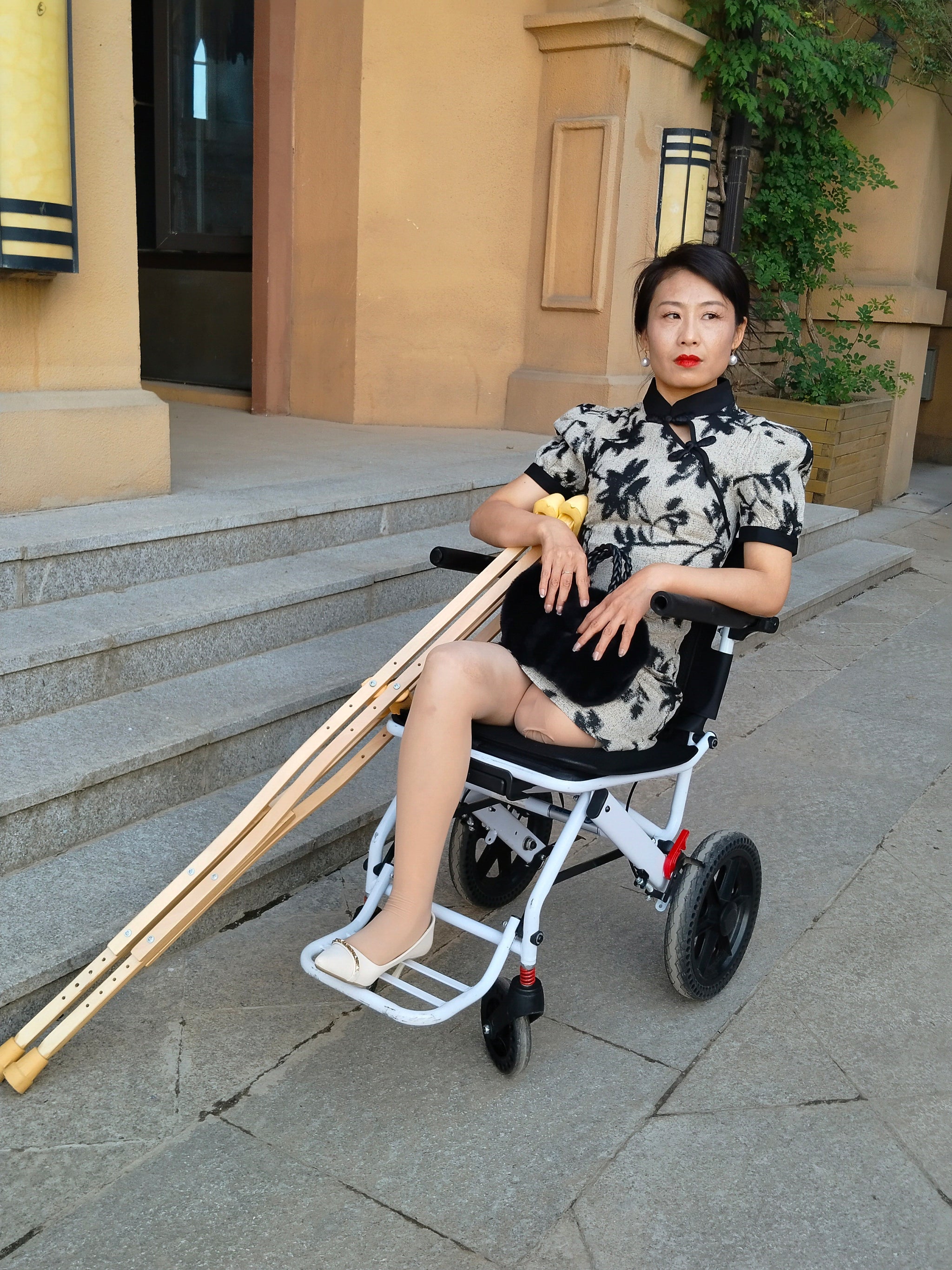 Ayla: Sak Amputee Girl - Trying out the feeling of being in a wheelchair