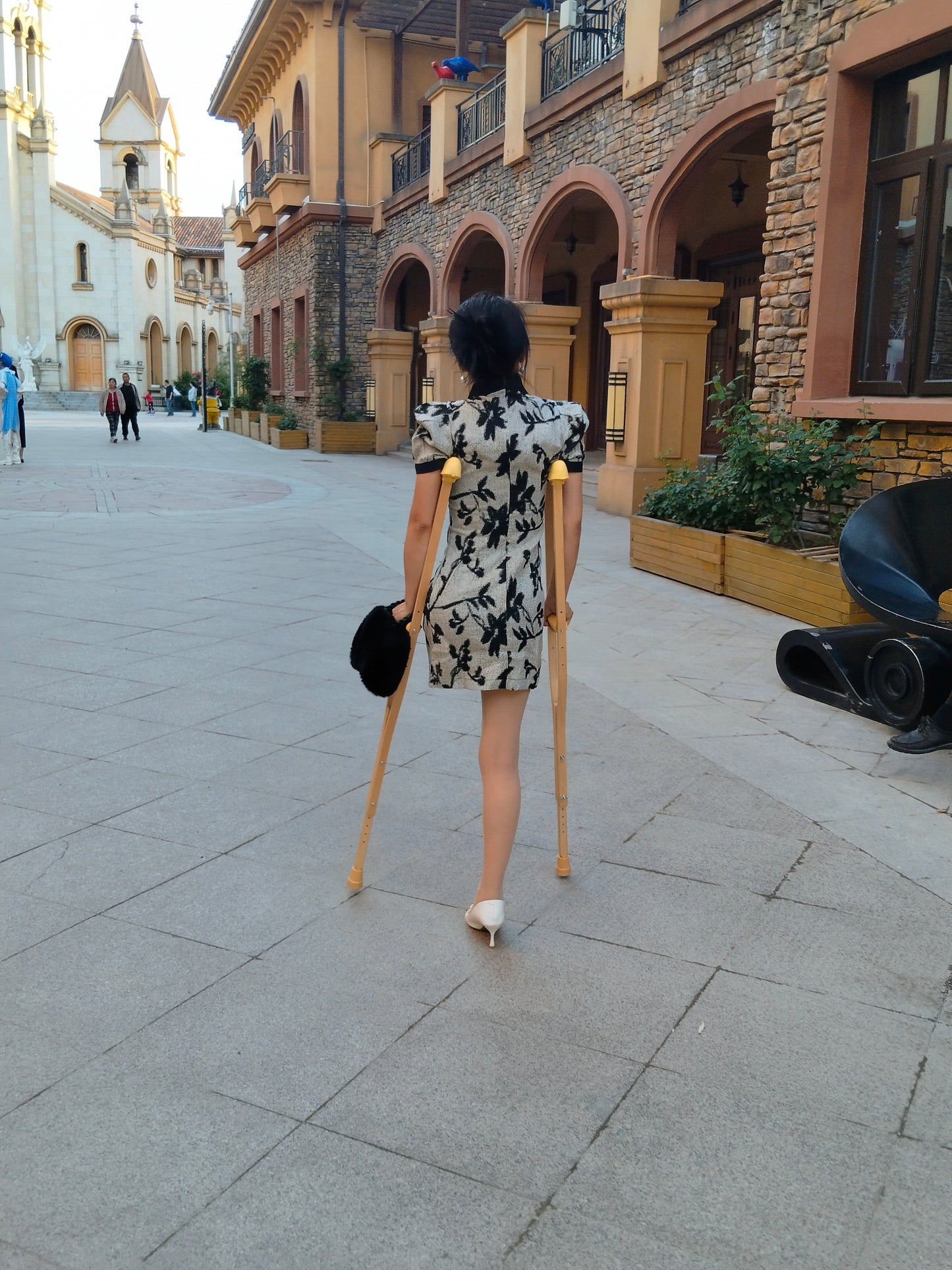Ayla: Sak Amputee Girl - Trying out the feeling of being in a wheelchair