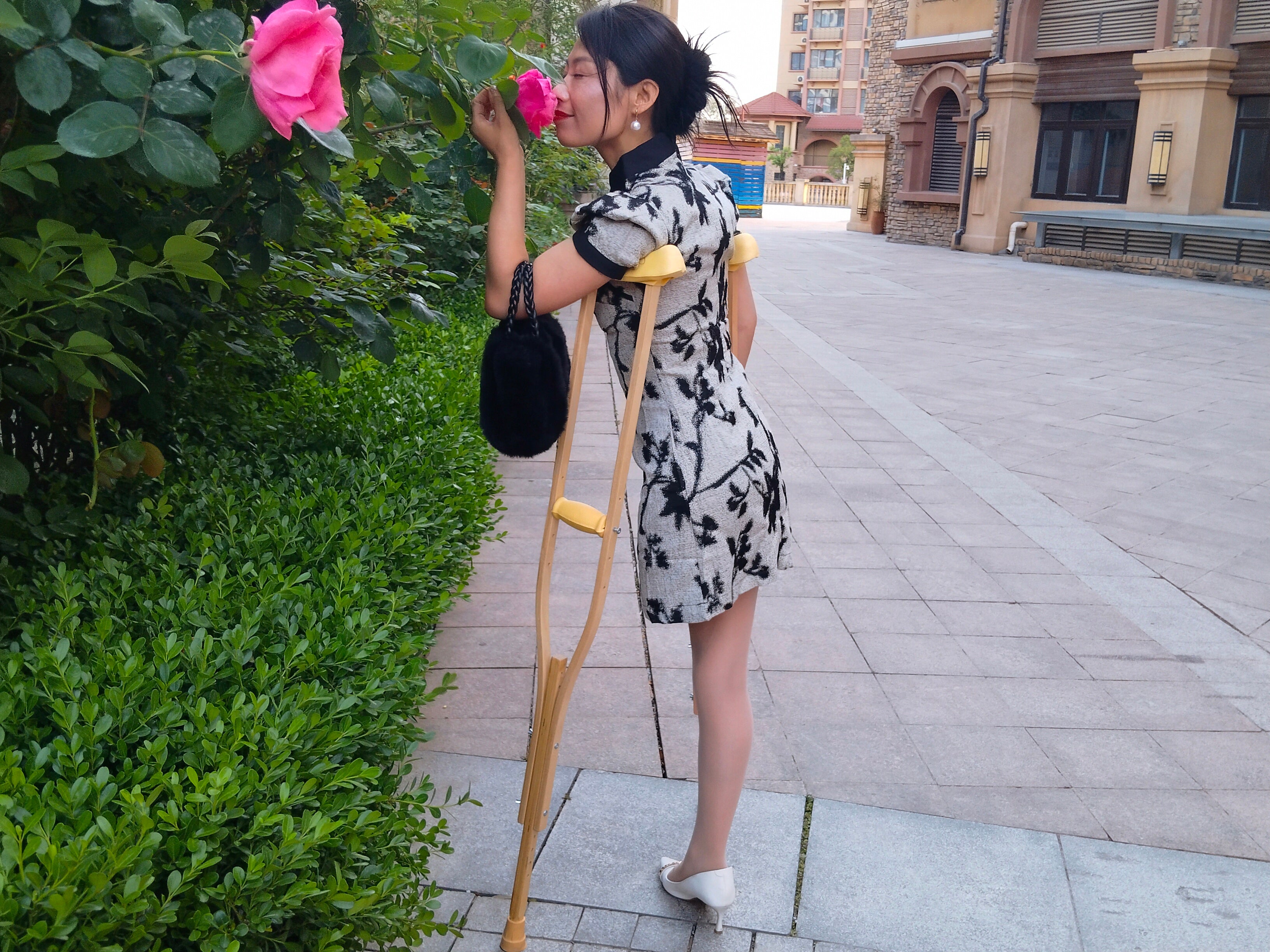 Ayla: Sak Amputee Girl - Trying out the feeling of being in a wheelchair