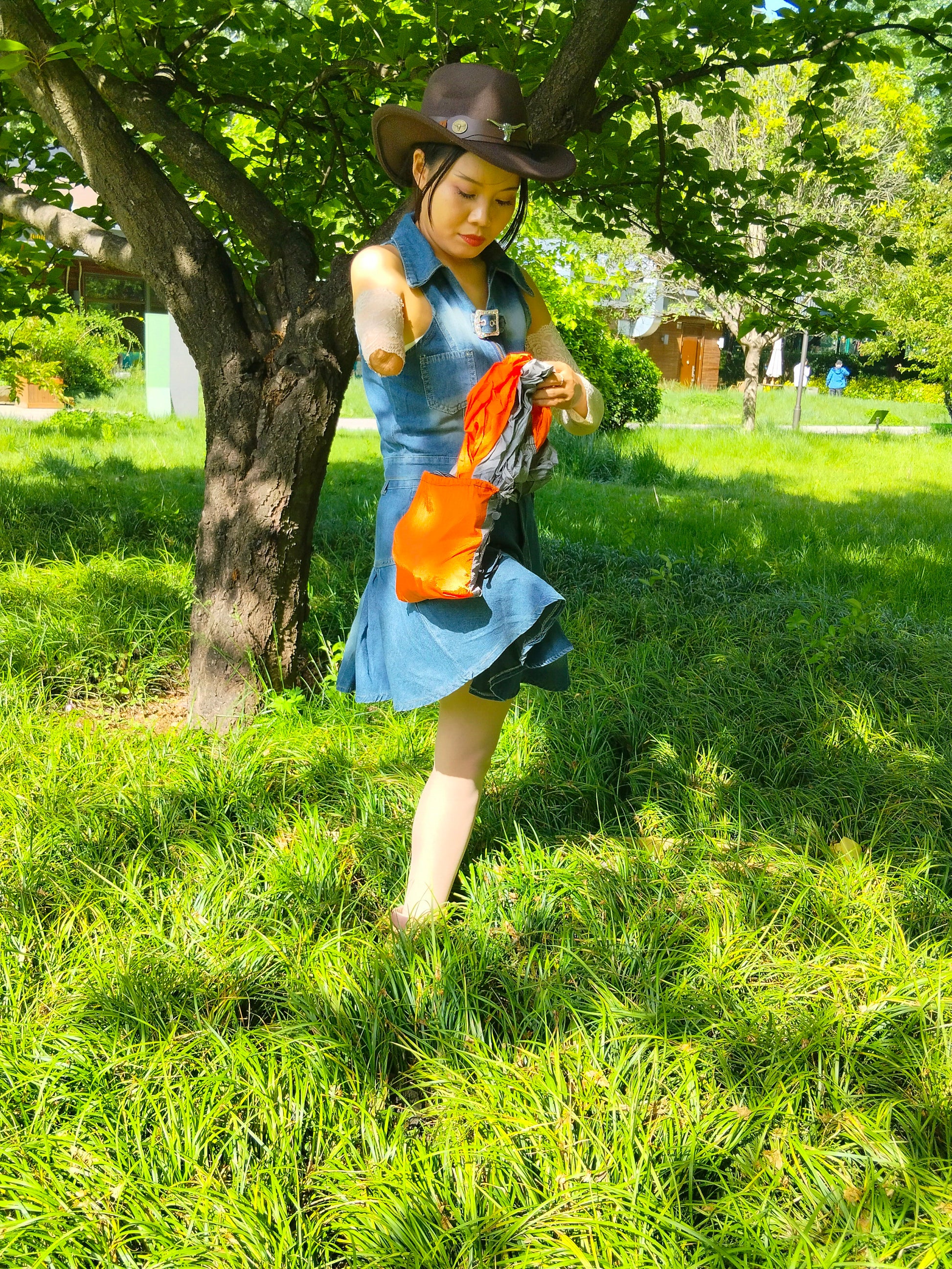 Abby Ooe, the Amputee Girl - One-Legged Sunny Cowgirl