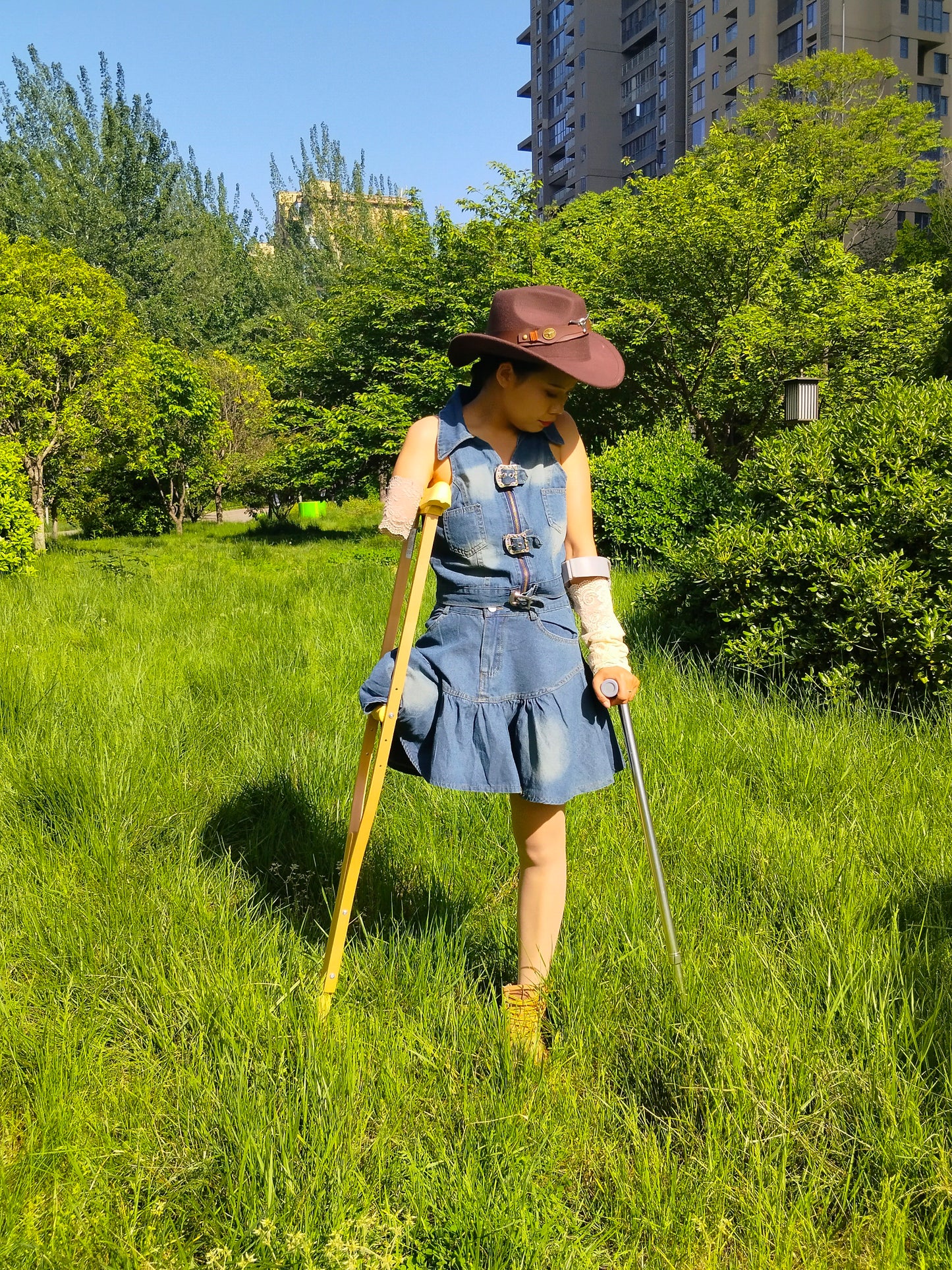 Abby Ooe, the Amputee Girl - One-Legged Sunny Cowgirl