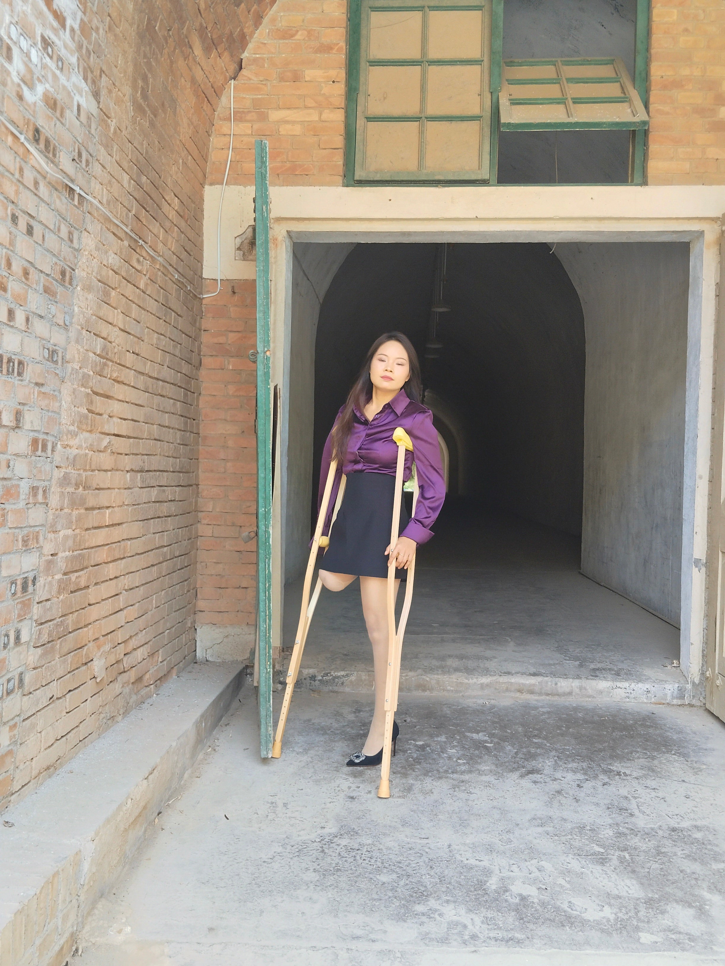 Abby Ooe, the Amputee Girl - Practicing using two crutches