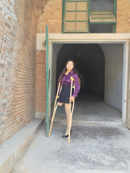 Abby Ooe, the Amputee Girl - Practicing using two crutches