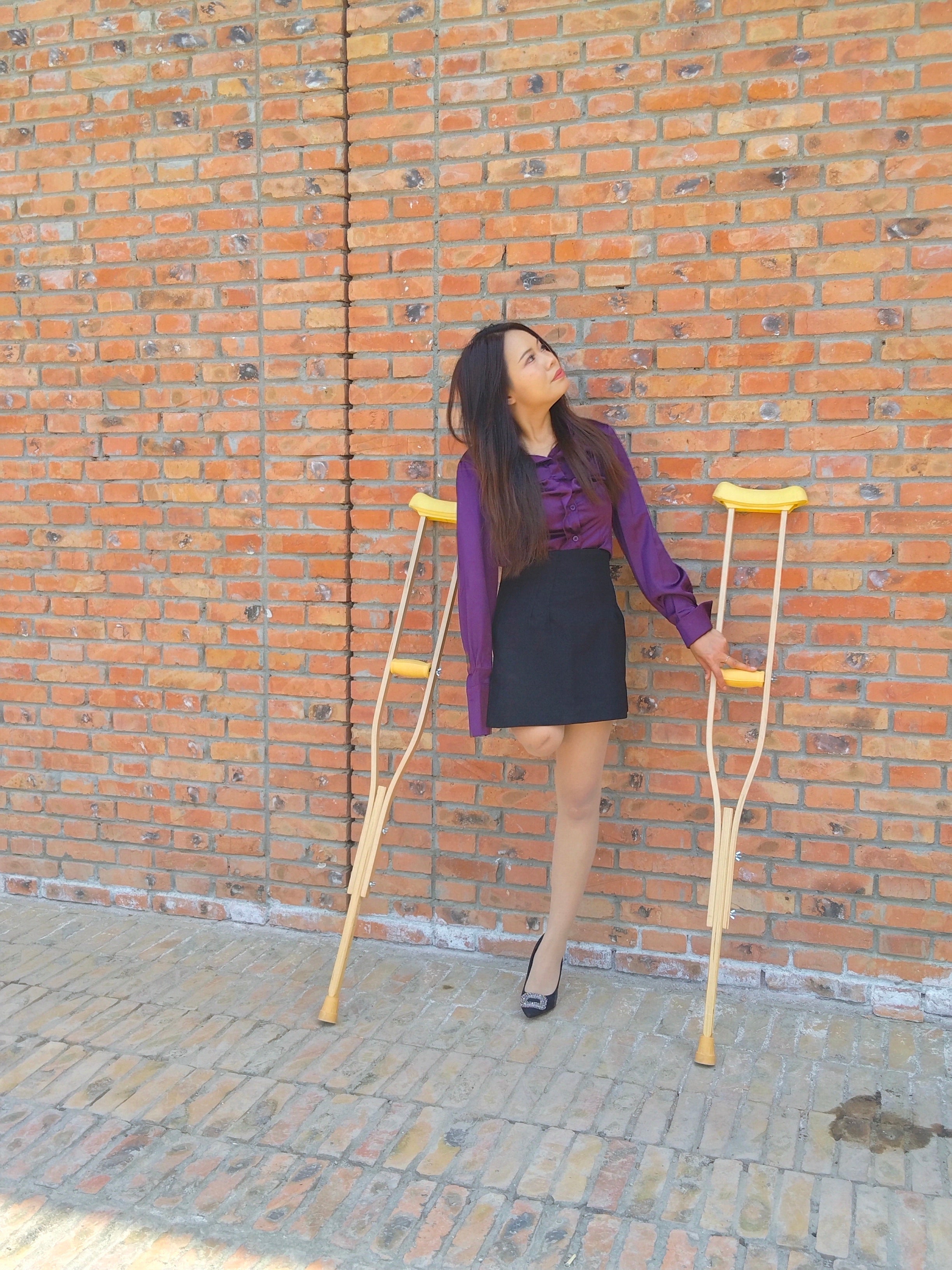 Abby Ooe, the Amputee Girl - Practicing using two crutches