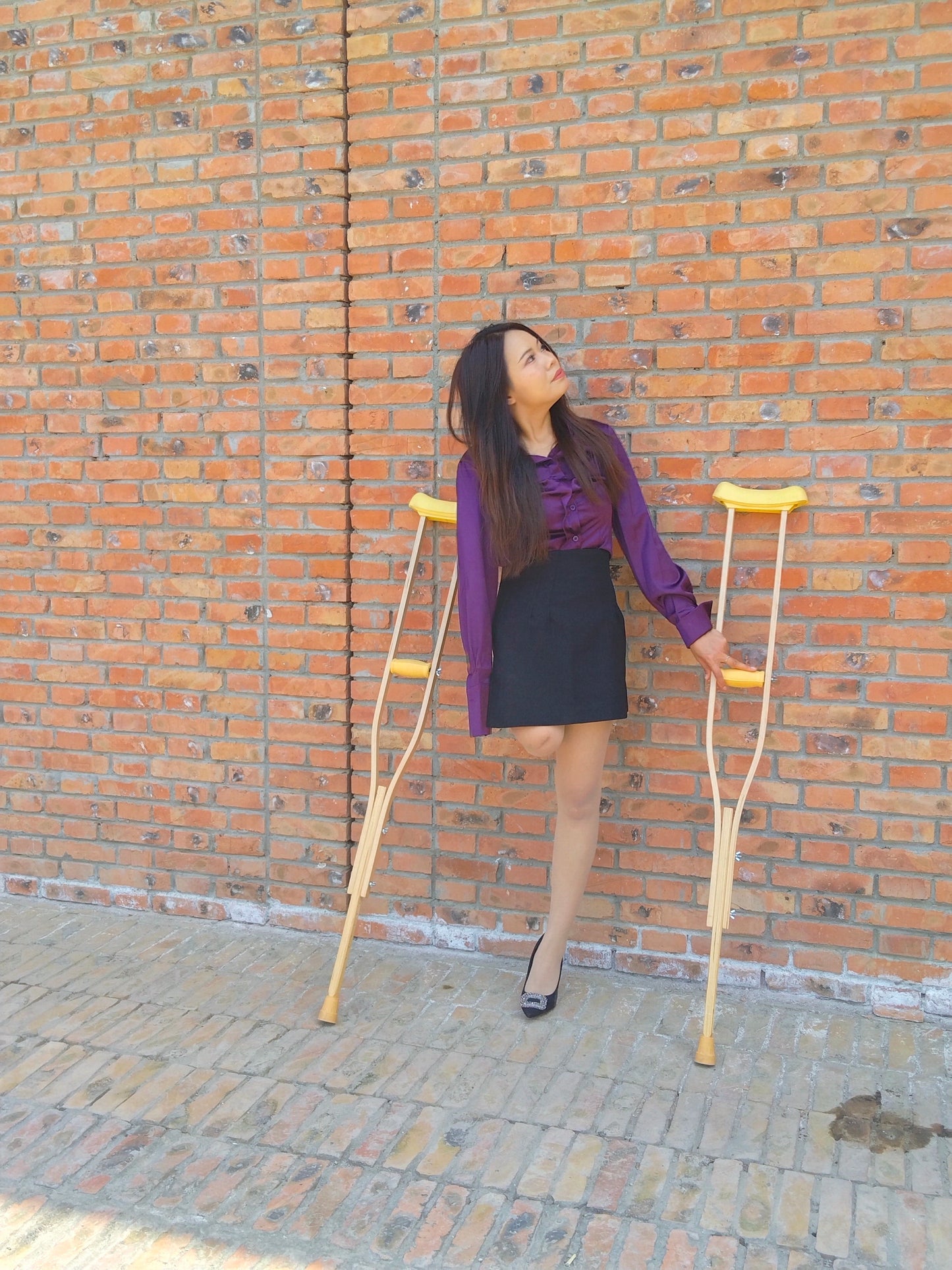 Abby Ooe, the Amputee Girl - Practicing using two crutches