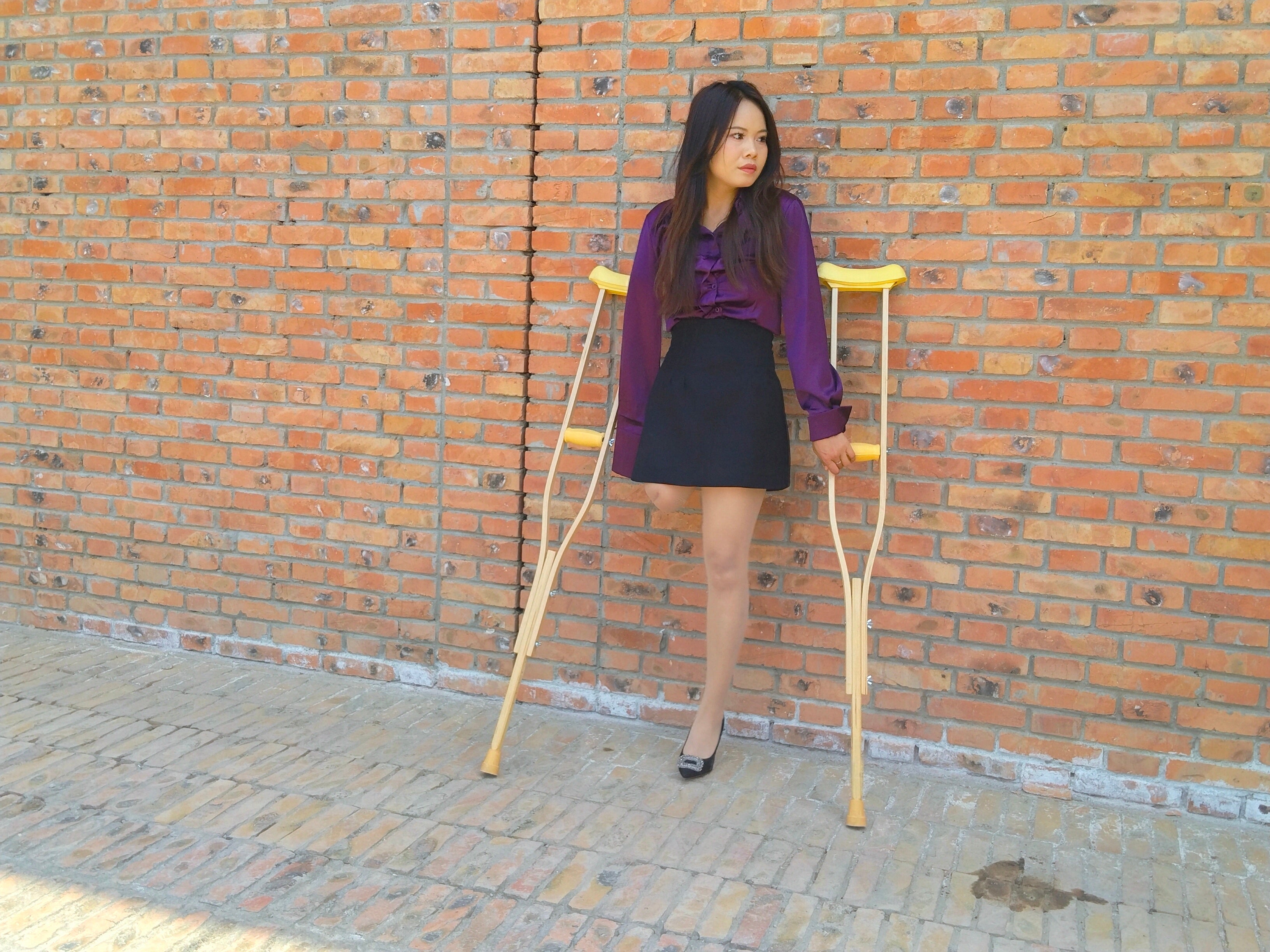 Abby Ooe, the Amputee Girl - Practicing using two crutches