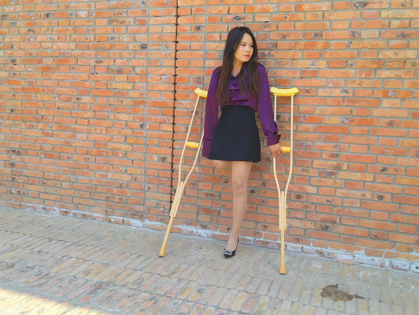 Abby Ooe, the Amputee Girl - Practicing using two crutches