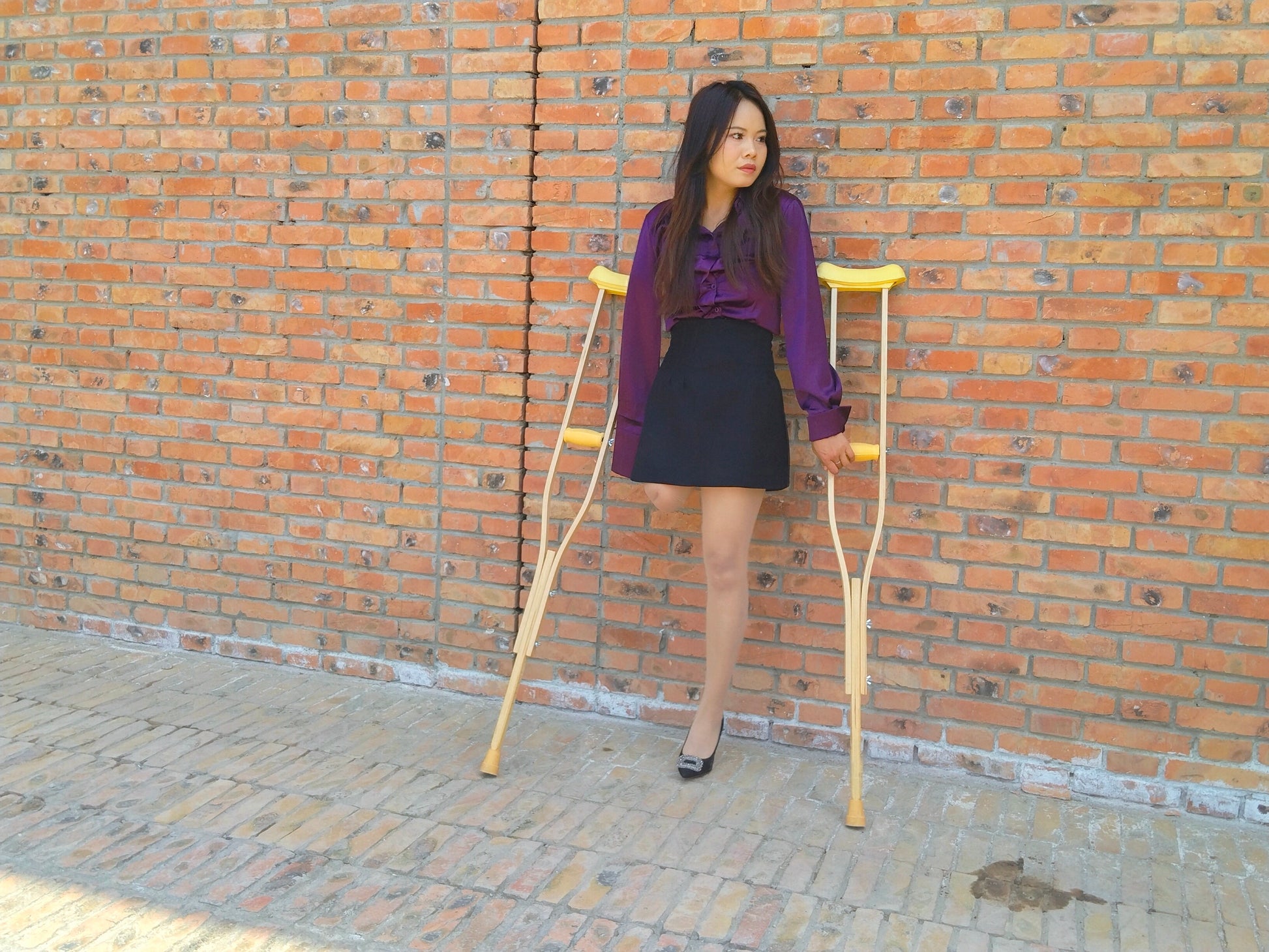 Abby Ooe, the Amputee Girl - Practicing using two crutches