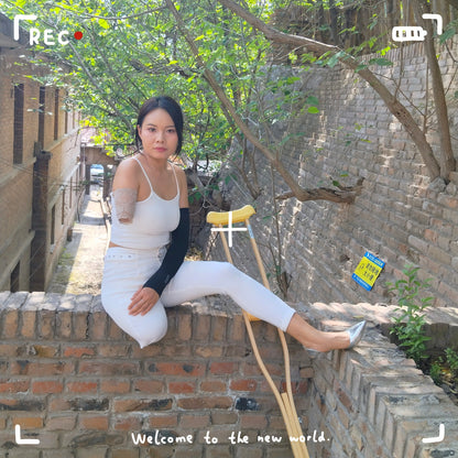 Abby Ooe, the Amputee Girl – Crutch-Assisted Adventure