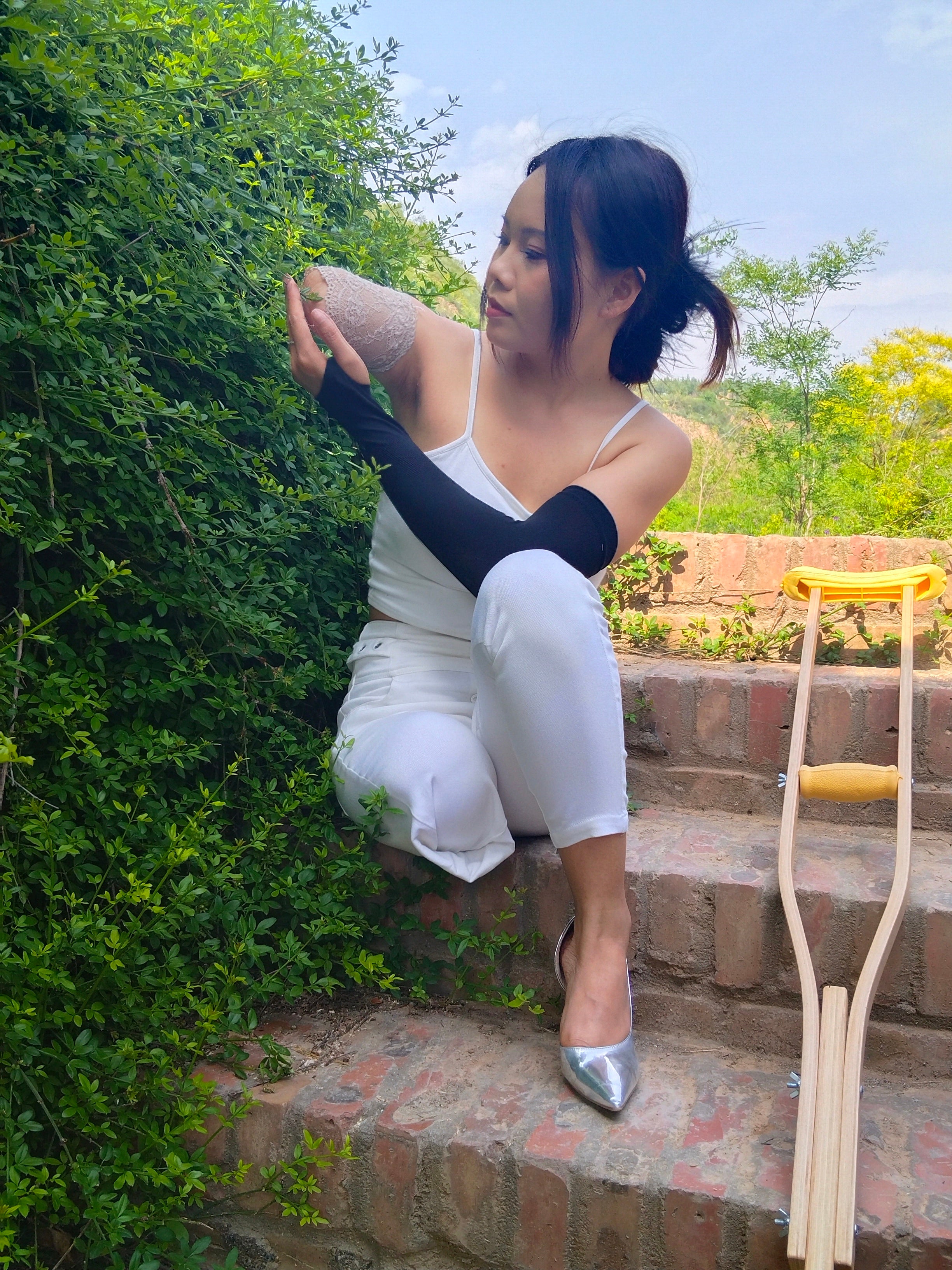 Abby Ooe, the Amputee Girl – Crutch-Assisted Adventure