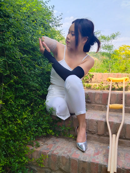 Abby Ooe, the Amputee Girl – Crutch-Assisted Adventure
