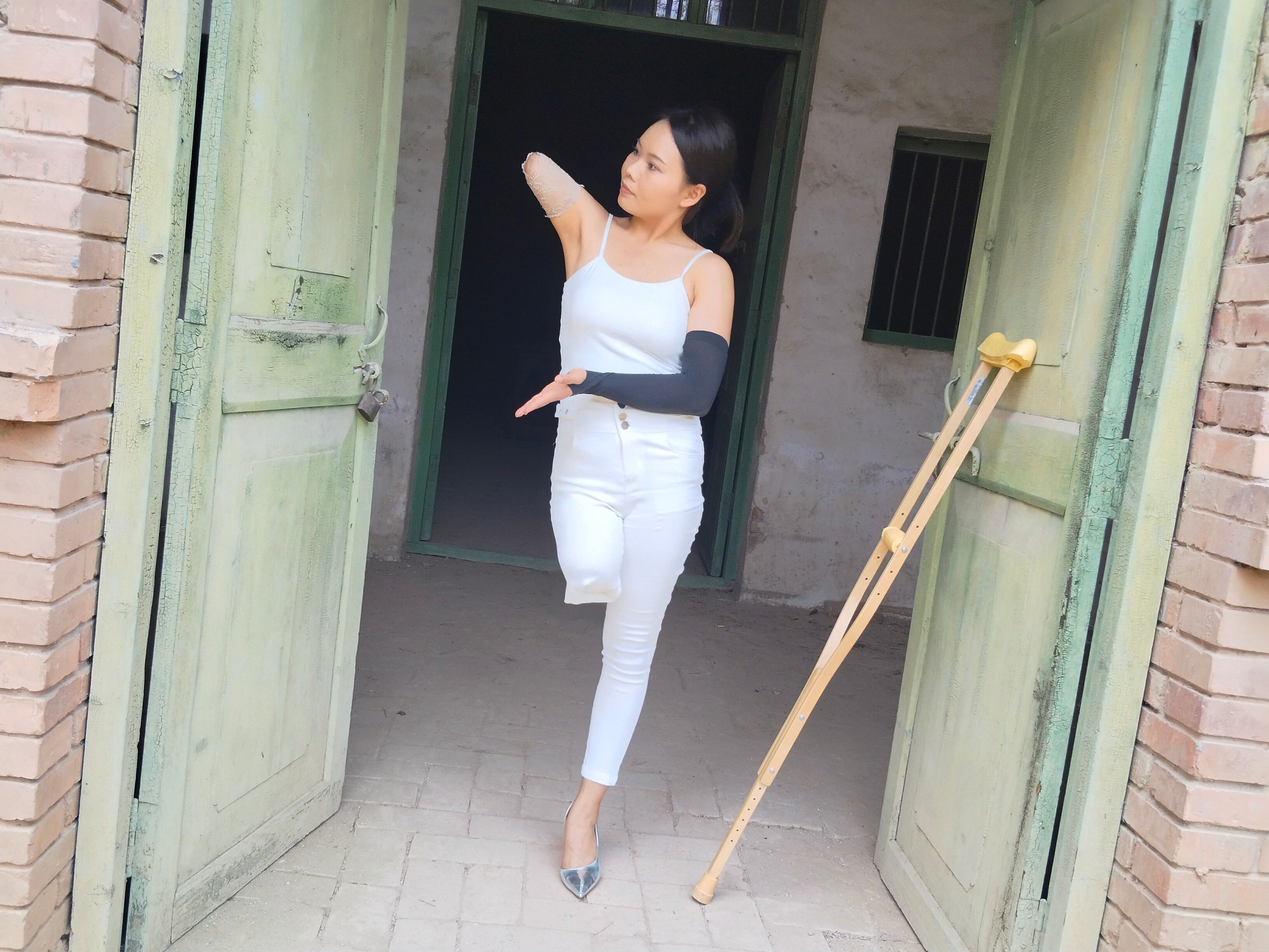 Abby Ooe, the Amputee Girl – Crutch-Assisted Adventure