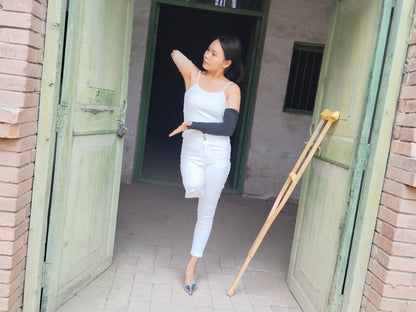 Abby Ooe, the Amputee Girl – Crutch-Assisted Adventure