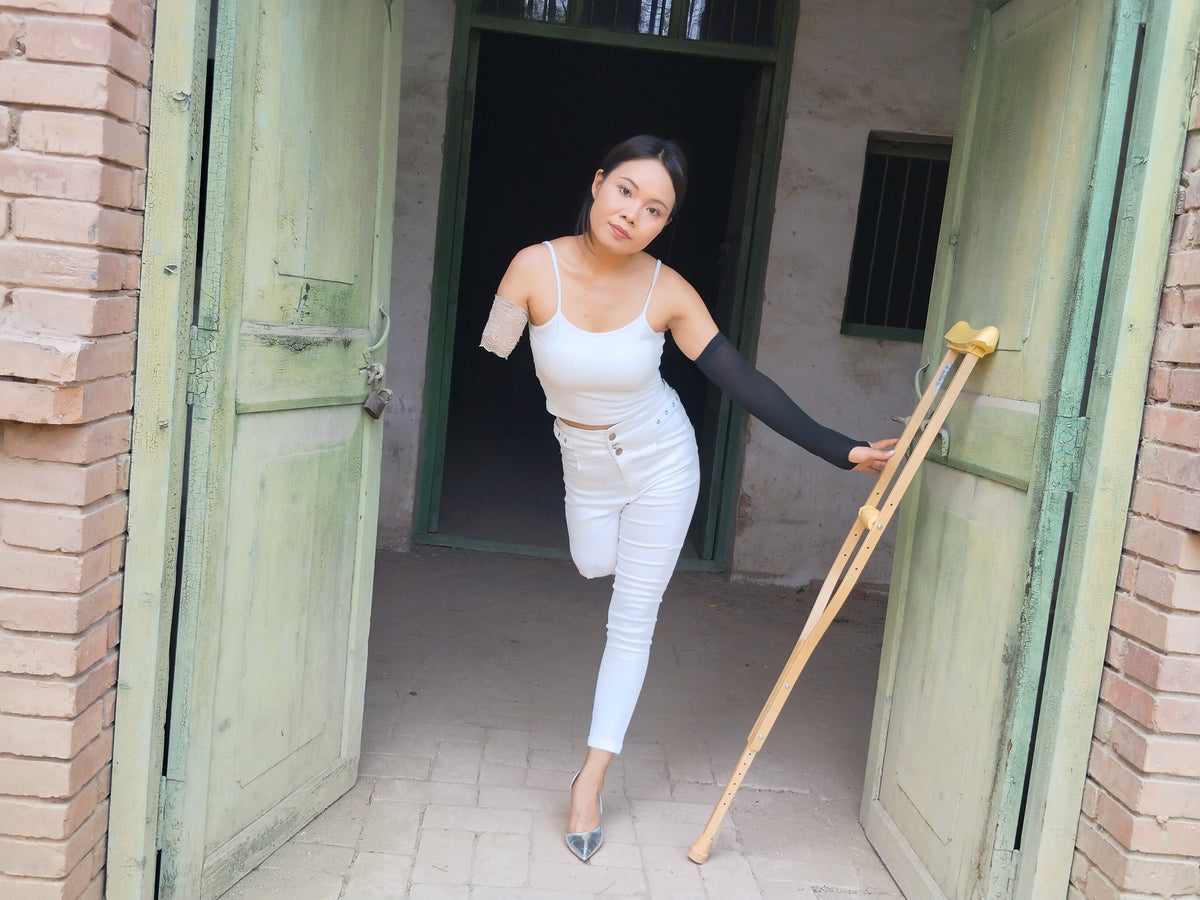 Abby Ooe, the Amputee Girl – Crutch-Assisted Adventure