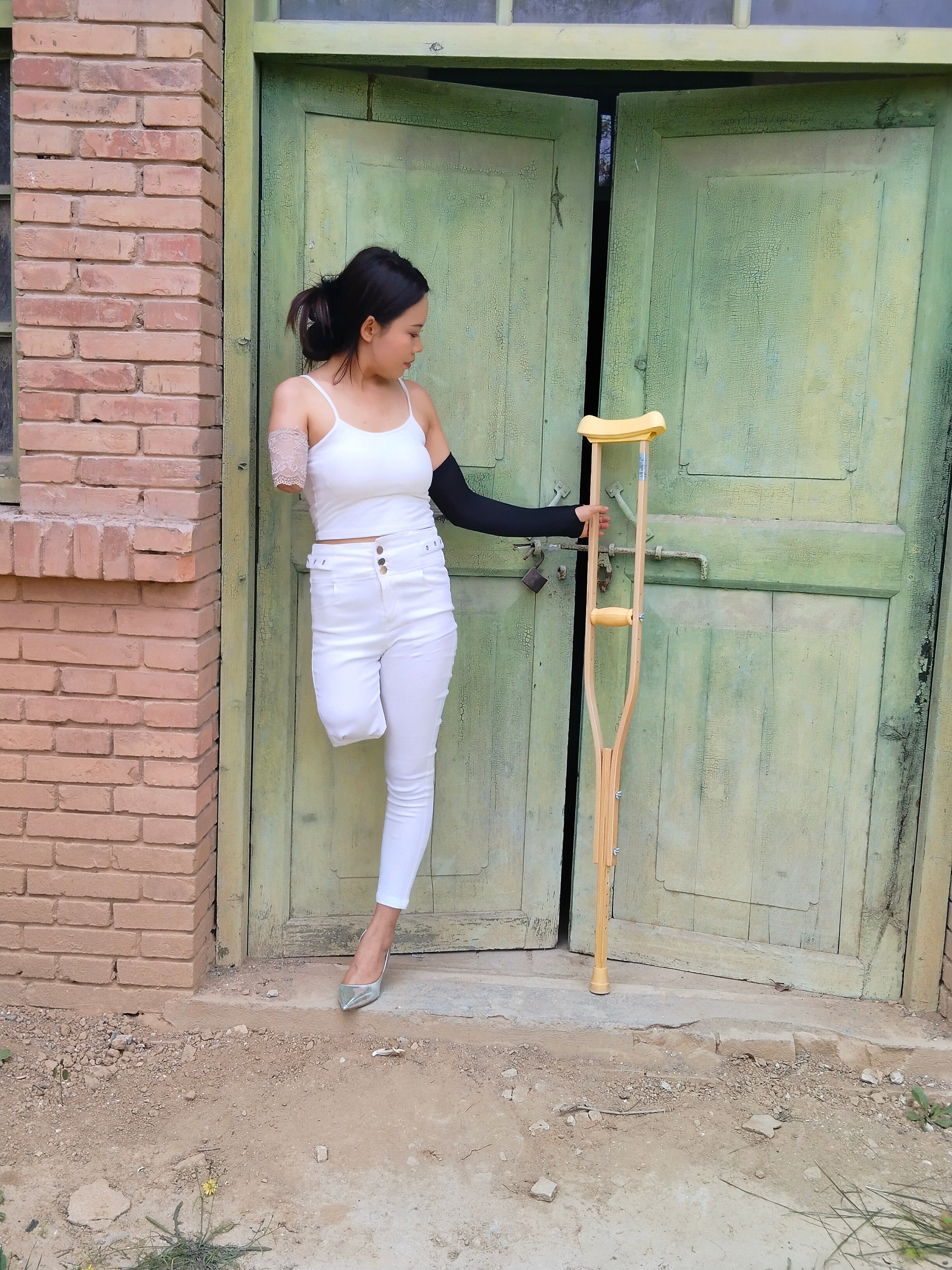 Abby Ooe, the Amputee Girl – Crutch-Assisted Adventure