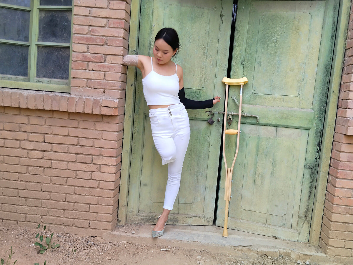 Abby Ooe, the Amputee Girl – Crutch-Assisted Adventure