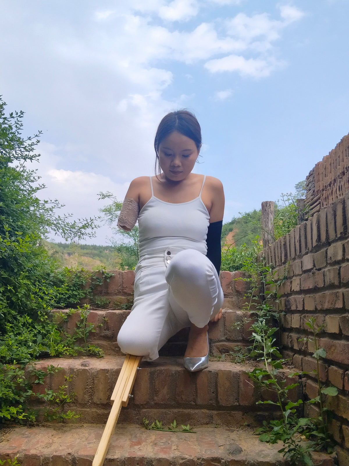 Abby Ooe, the Amputee Girl – Crutch-Assisted Adventure